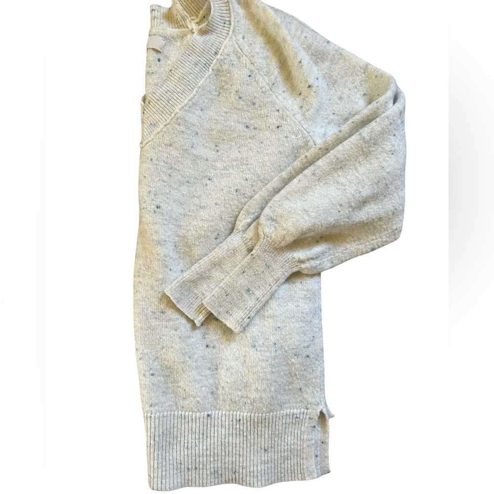 Loft Women’s Speckled V Neck Cream
Sweater XS